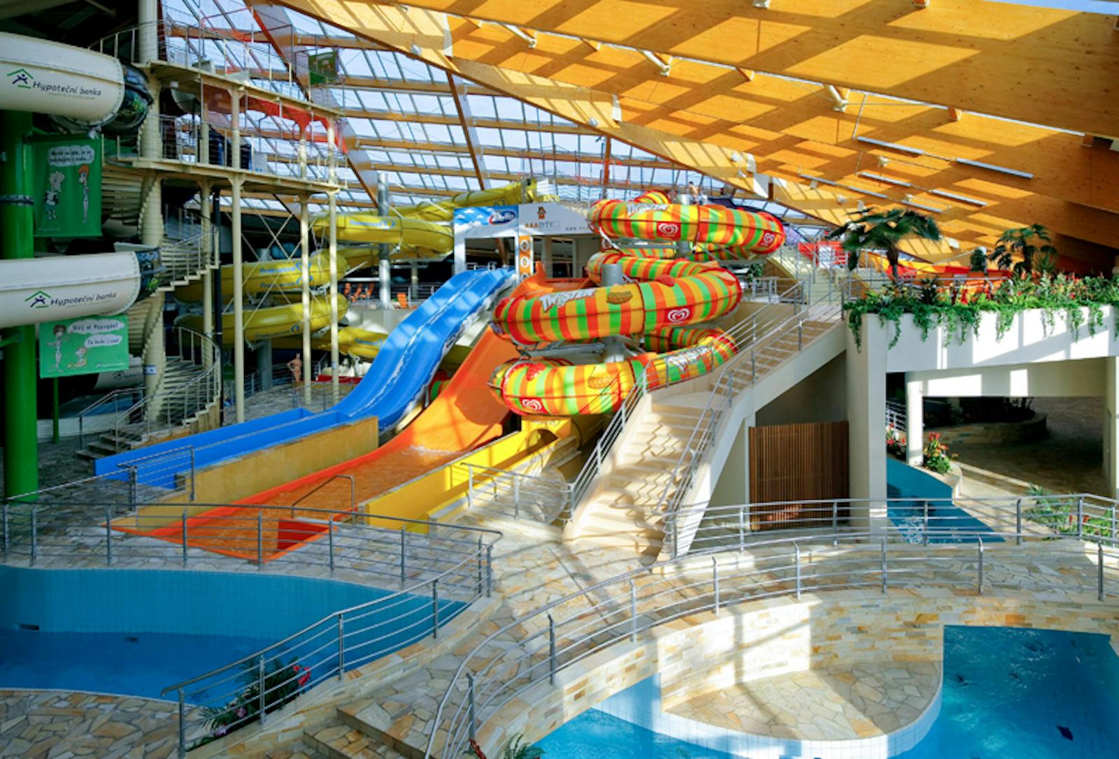 Aquapalaceの巨大なカラフルな滑り台の屋内ビュー