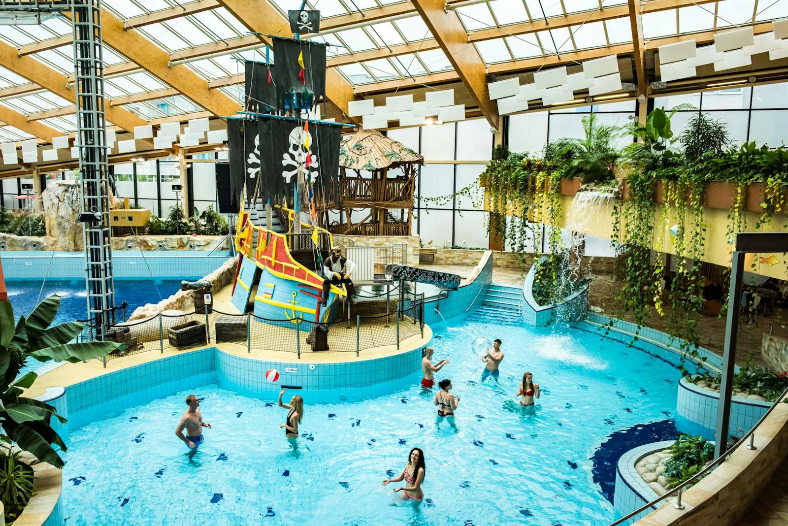 Luftfoto av Aquapalace med det store piratskipet