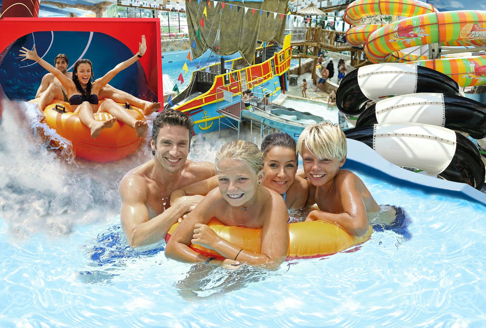 Leende familj som glider nerför vattenrutschbanorna på Aquapalace