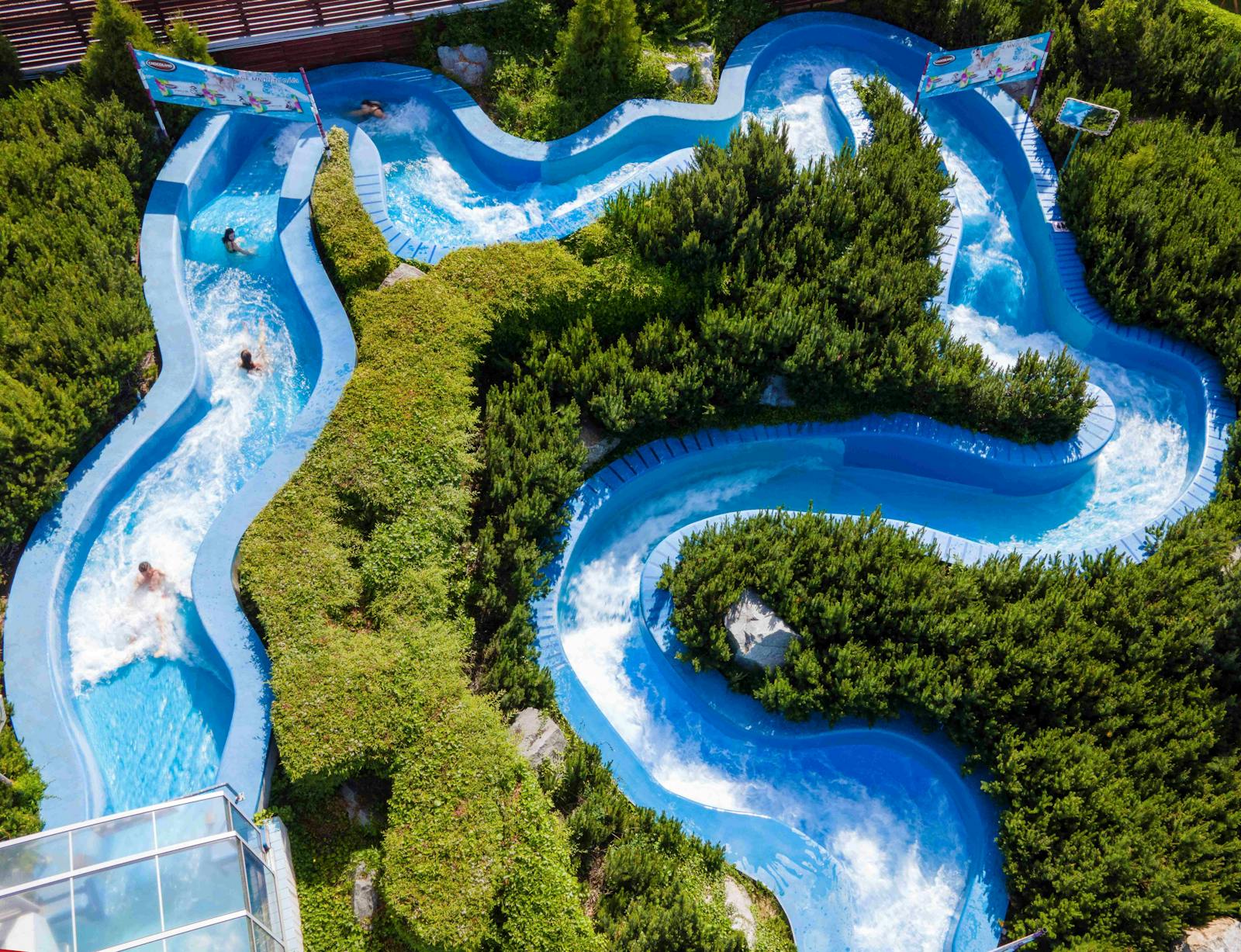 Luftbild över Aquaplaces slingrande vattenrutschkanor
